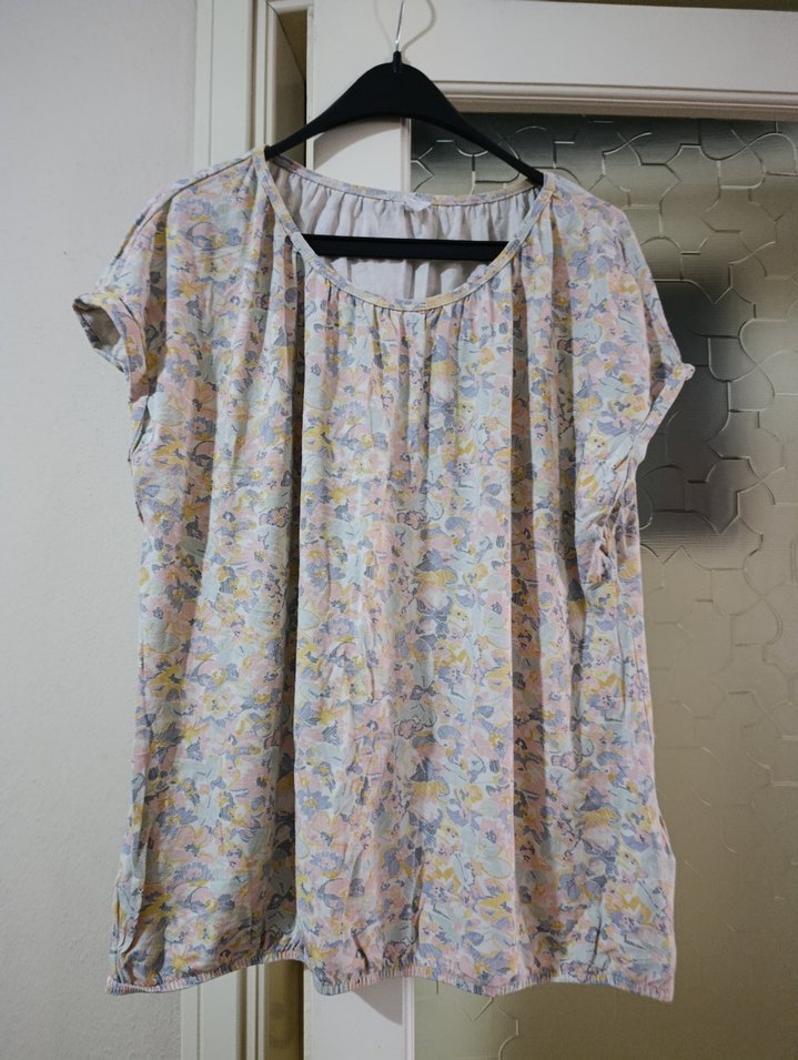 Pastel Renkli Çiçek Desenli tsort - Görsel 2