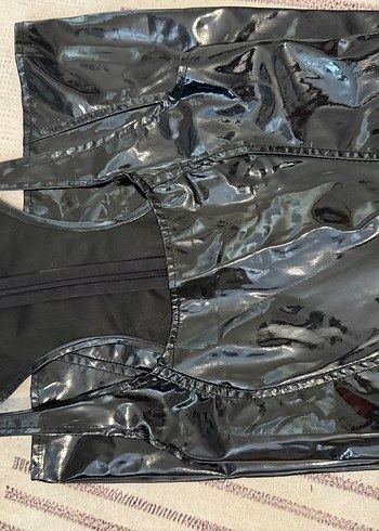 Siyah Parlak Kadın Deri Midi Şort - Görsel 2