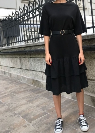 siyah eteği fırfırlı elbise