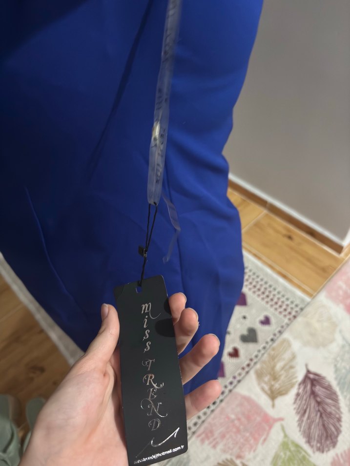 Düğmeli V Yakalı Mavi elbise - Görsel 4