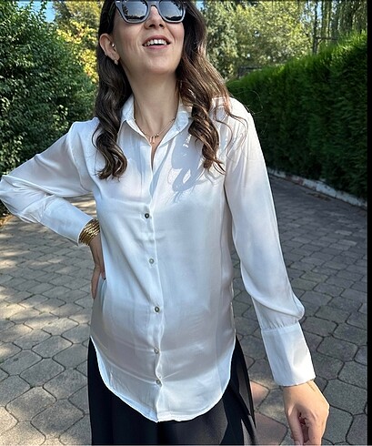 Beyaz saten gömlek