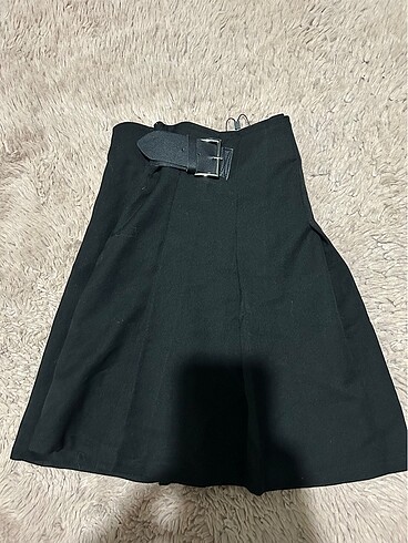 pileli kemer detaylı mini etek - Görsel 2