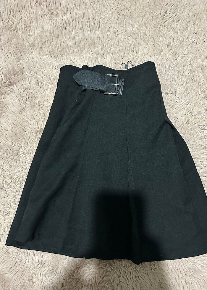 pileli kemer detaylı mini etek - Görsel 2