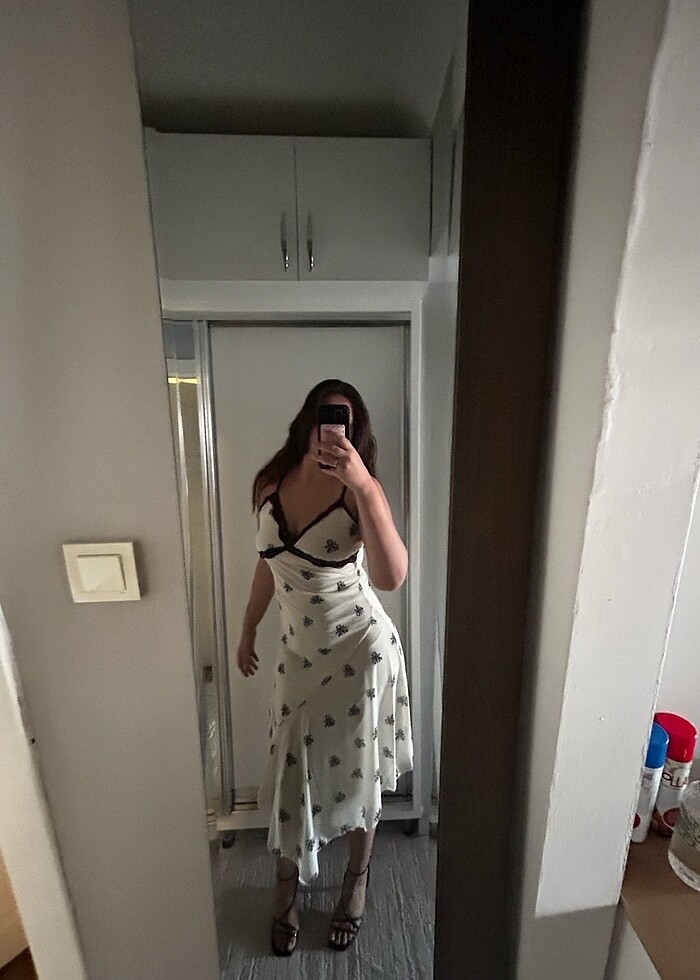 v yaka dantelli asimetrik elbise - Görsel 4