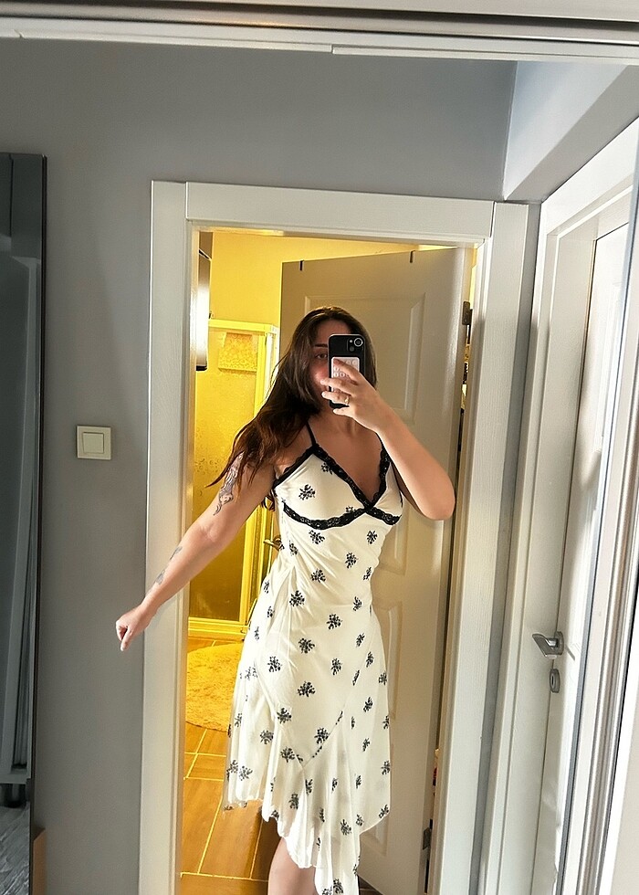 v yaka dantelli asimetrik elbise - Görsel 5