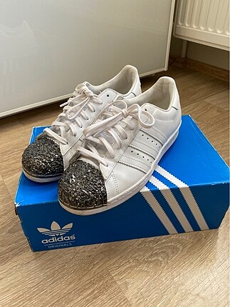 Adidas superstar metal toe ayakkabi bir kez cekim icin giyildi