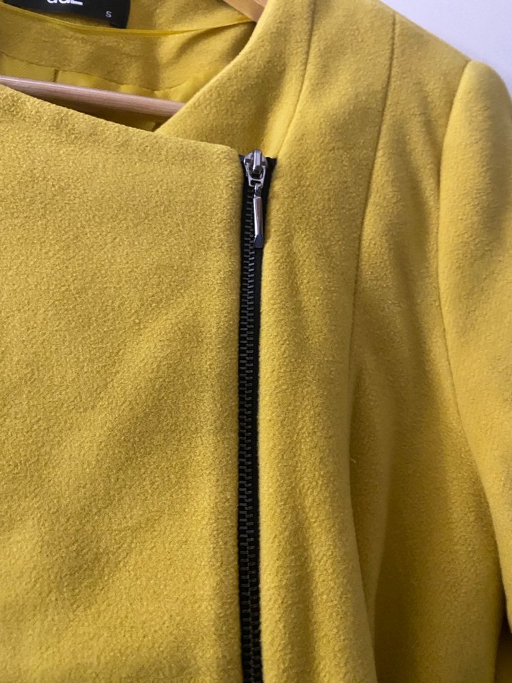 Sarı Kemerli Kadın Kaban - Görsel 2