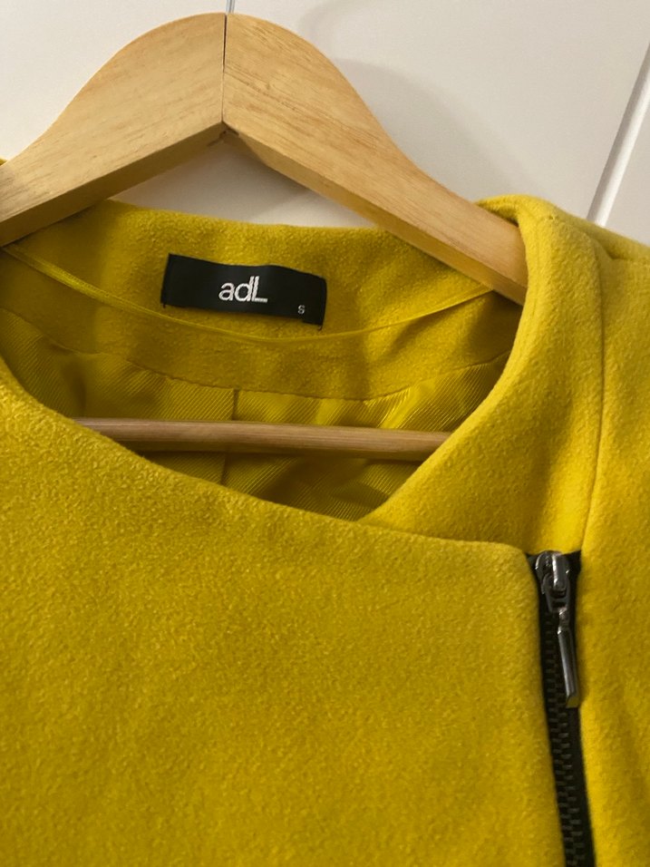 Sarı Kemerli Kadın Kaban - Görsel 3