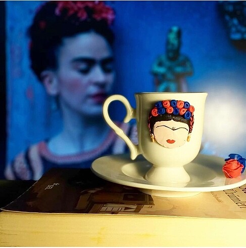 Diğer Frida Kahlo temalı fincan