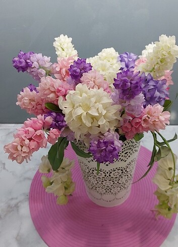 Vazosu ve çiçek demetleri.