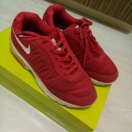  kırmızı spor ayakkabı