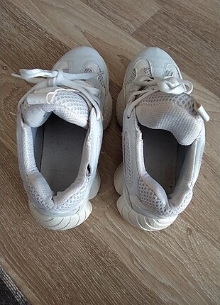 Spor beyaz ayakkabı