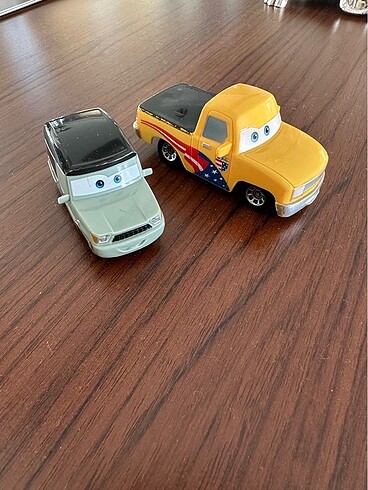 Disney pixar cars iki araba