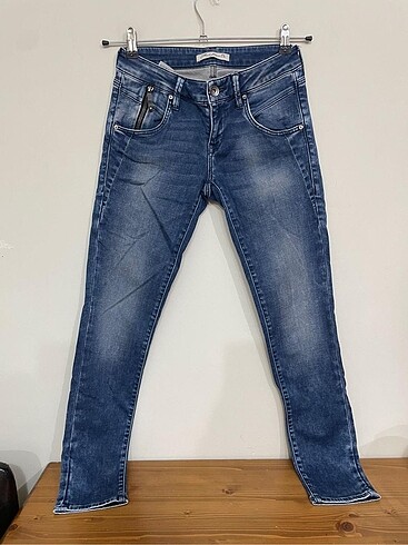 26 Beden mavi Renk Mavi jean