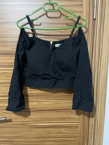 Omuz detay crop bluz