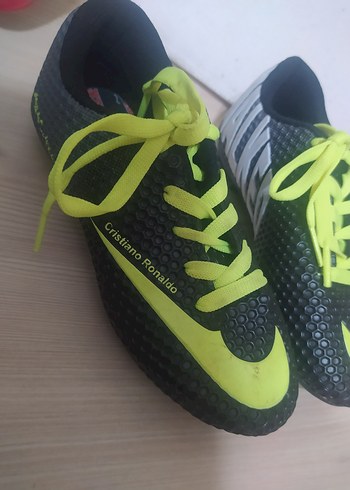 Yeşil Renkli 31 numara Erkek Futbol Ayakkabısı Velcro