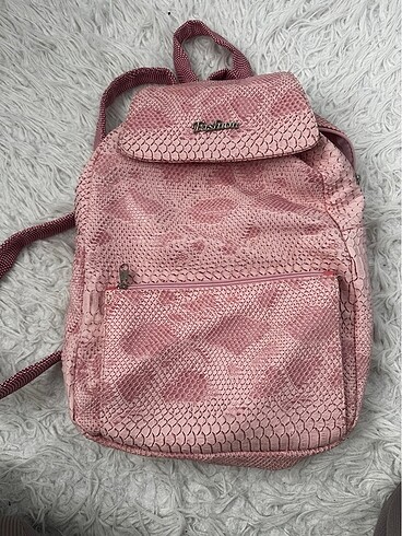 Pembe sırt çantası