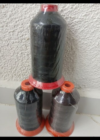 Üç Siyah Dikiş İpliği Konisi