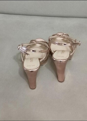 Zara Nehir marka topuklu ayakkabı