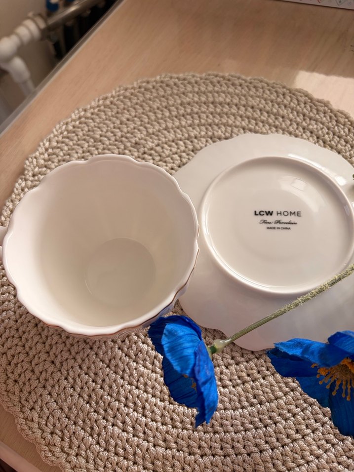 Beyaz Desenli Porselen Fincan ve Tabak - Görsel 3