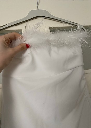 Tüy Detaylı Straplez Beyaz Uzun Elbise - Görsel 6