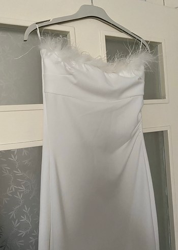 Tüy Detaylı Straplez Beyaz Uzun Elbise - Görsel 3