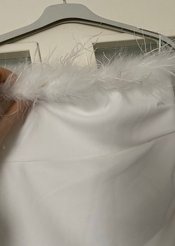 Tüy Detaylı Straplez Beyaz Uzun Elbise - Görsel 4