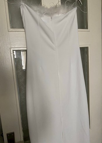 Tüy Detaylı Straplez Beyaz Uzun Elbise - Görsel 7