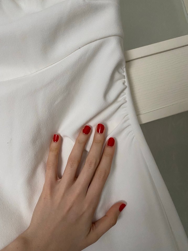 Tüy Detaylı Straplez Beyaz Uzun Elbise - Görsel 5