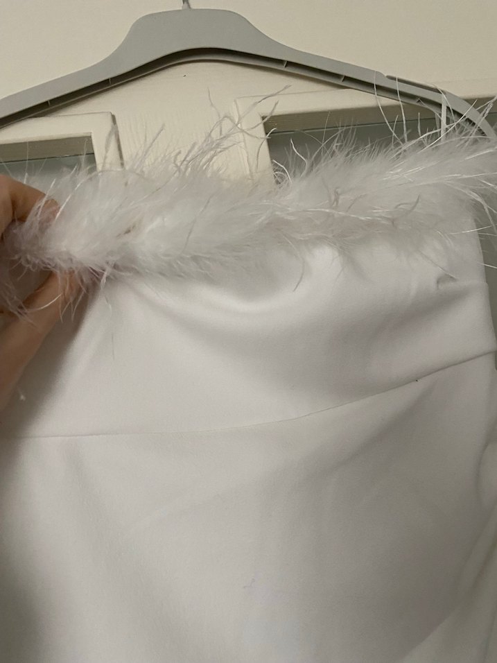 Tüy Detaylı Straplez Beyaz Uzun Elbise - Görsel 4