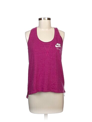 Nike T-shirt %70 İndirimli.