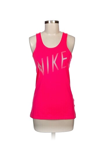 Nike T-shirt %70 İndirimli.