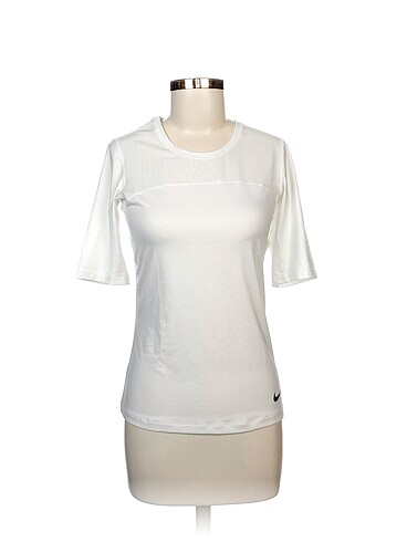 Nike T-shirt %70 İndirimli.