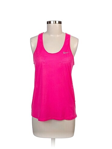 Nike T-shirt %70 İndirimli.