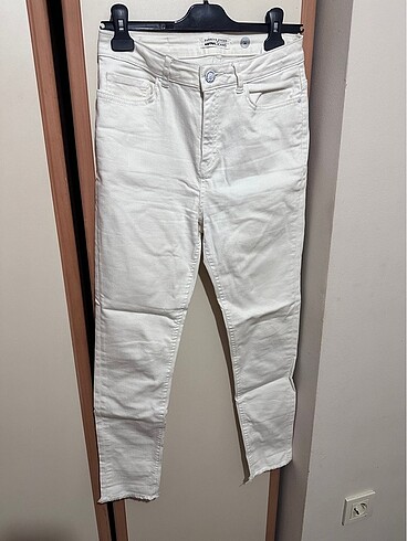 Koton beyaz kot pantolon (Fahriye Evcen koleksiyonundan)