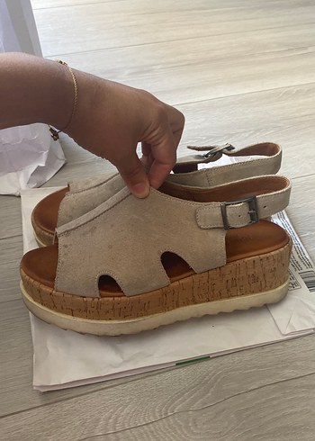 Guess Bej Süet Kadın Dolgu Topuklu Sandalet