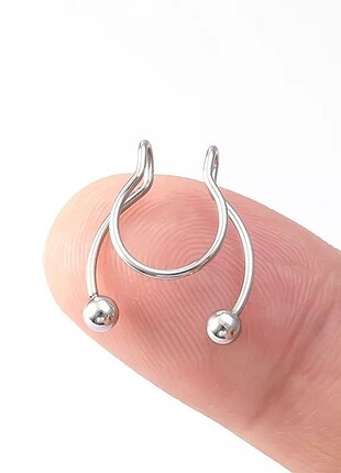 Fake septum piercing 