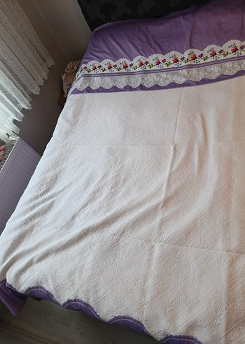 Nakışlı Beyaz Yatak Örtüsü - Görsel 2