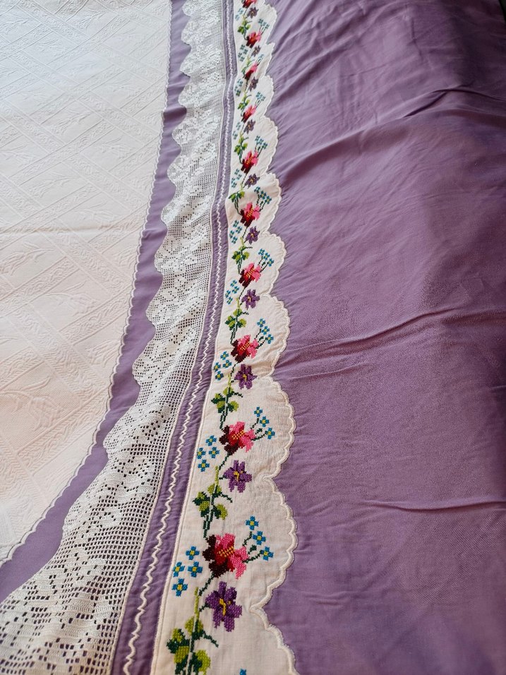 Nakışlı Beyaz Yatak Örtüsü - Görsel 3