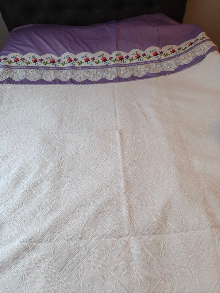 Nakışlı Beyaz Yatak Örtüsü - Görsel 4