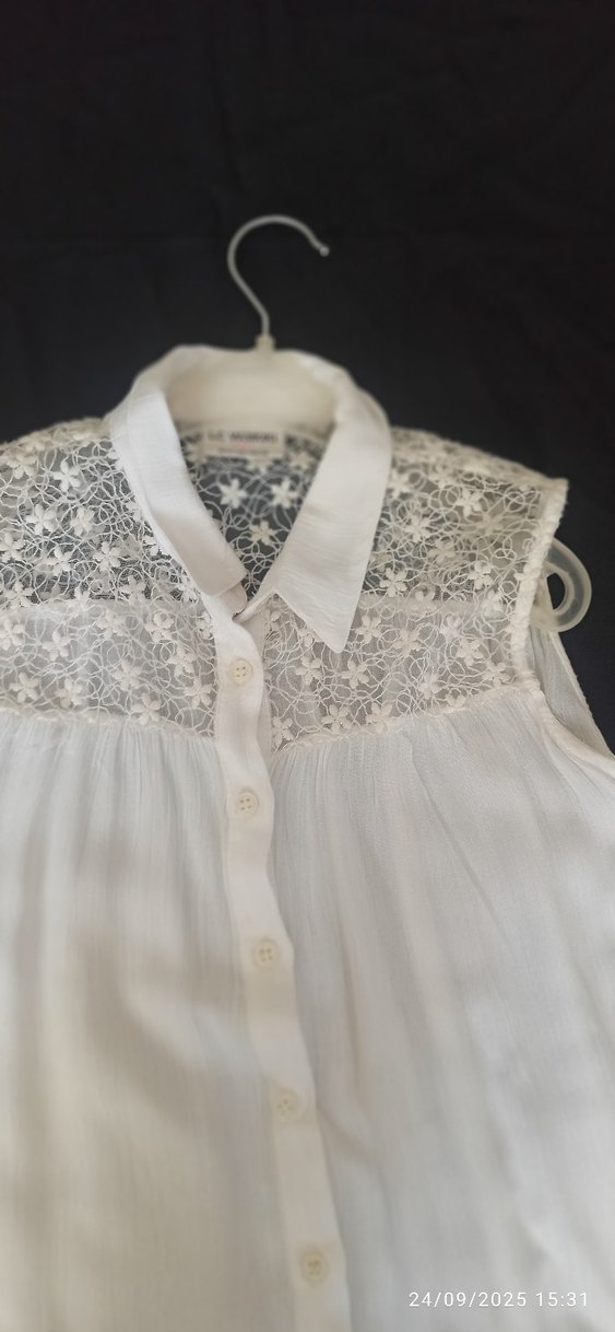 Düğmeli Beyaz Nakışlı Kolsuz Kız çocuk Gömlek - Görsel 2