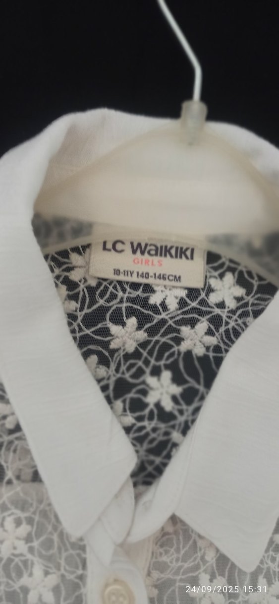 Düğmeli Beyaz Nakışlı Kolsuz Kız çocuk Gömlek - Görsel 3