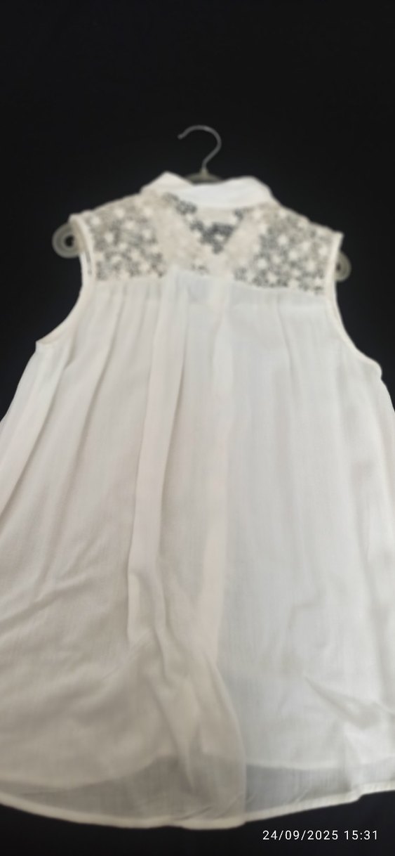 Düğmeli Beyaz Nakışlı Kolsuz Kız çocuk Gömlek - Görsel 4