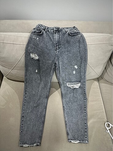 Gri yırtıklı jean