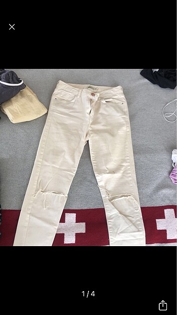 Beyaz denim diz kapağı yırtık