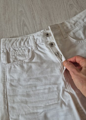 Düğmeli Beyaz Mini Kot Şort - Görsel 3