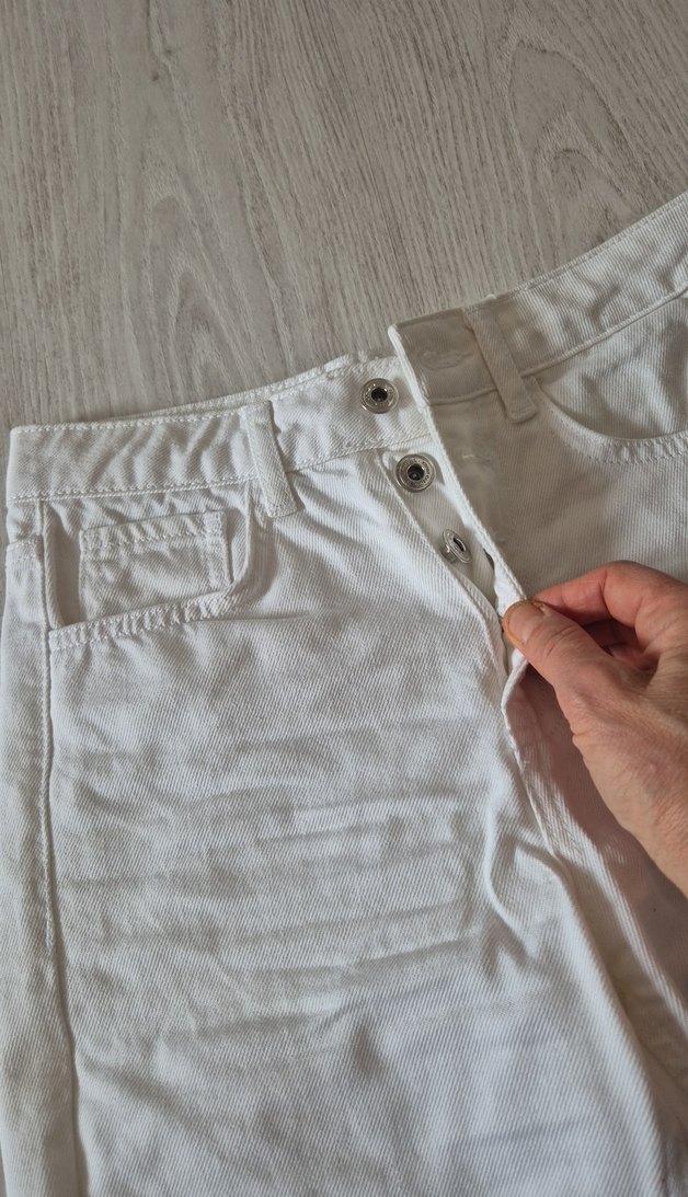 Düğmeli Beyaz Mini Kot Şort - Görsel 3