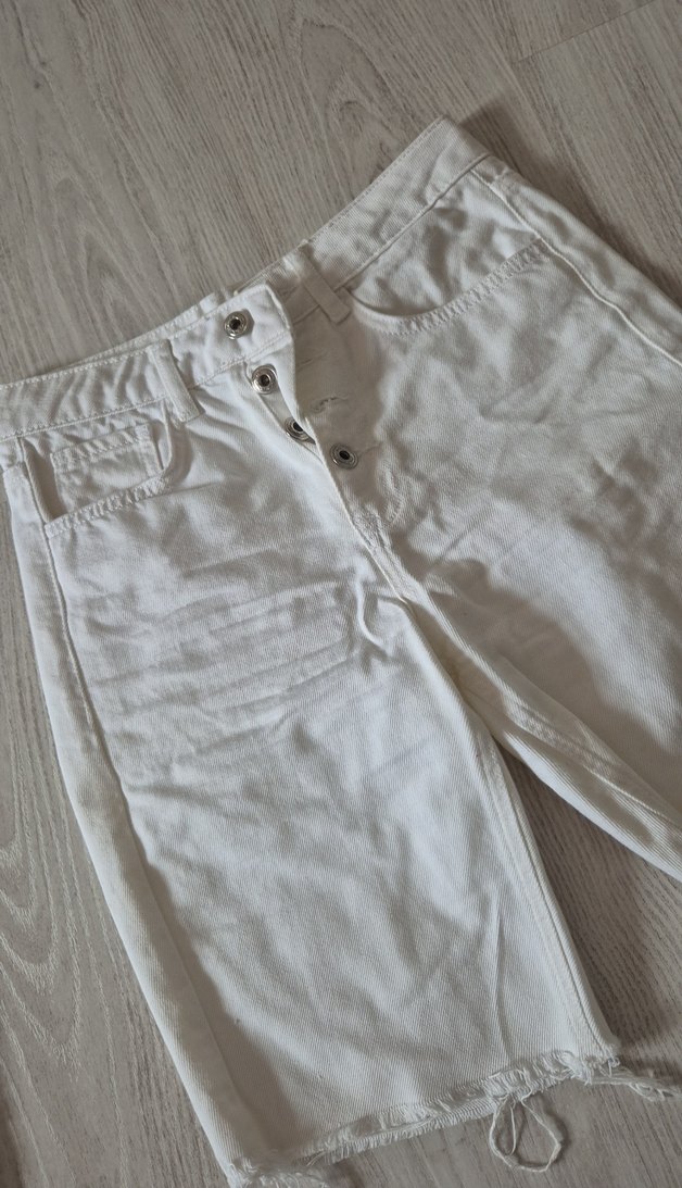 Düğmeli Beyaz Mini Kot Şort - Görsel 2