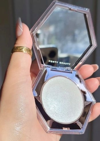 FENTY BEAUTY HIGHLIGHTER