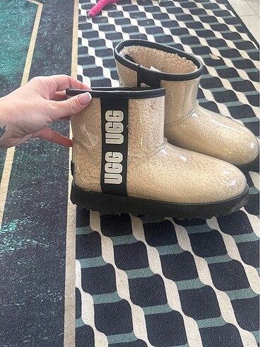 Ugg Orjinaldir ayakkabı fazlalığından satıyorum 1 kere giyidlid